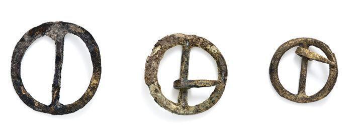 Drie kleine gespen, rond met middenstijl