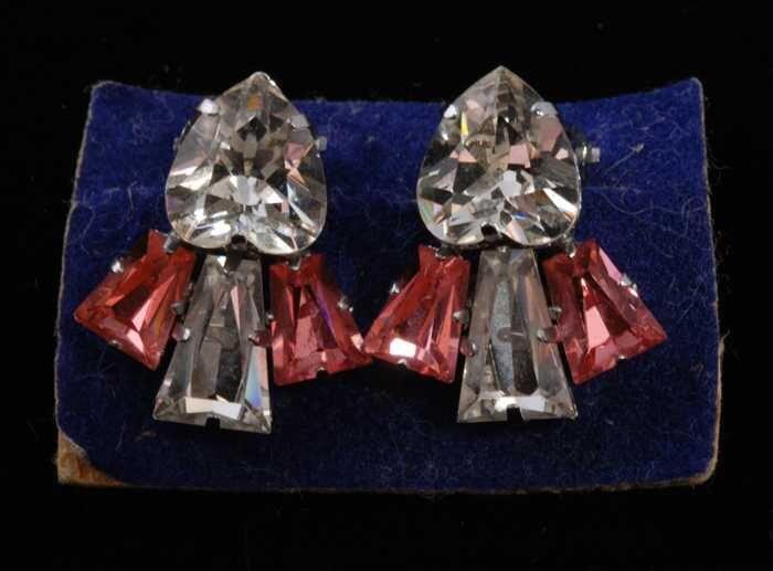 Eén paar oorbellen, clip met roze en witte kunstdiamantjes, één in hartvorm geslepen, op blauw…