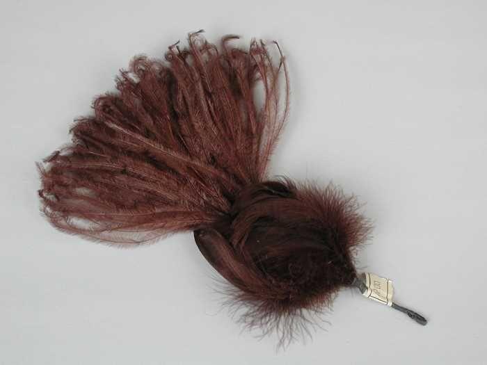 Veren hoedendecoratie of corsage, toefje bruine veren met een toefje bruine maraboe'haren'