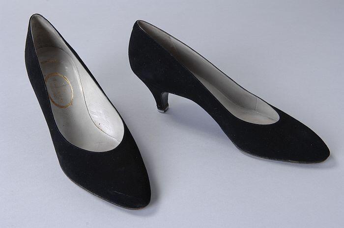Zwarte suède pumps met queenie-hakje