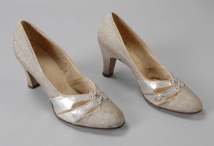 zilverkleurige pumps met opengewerkte voorvoet, hiel en neus van textiel, twee banen over de…