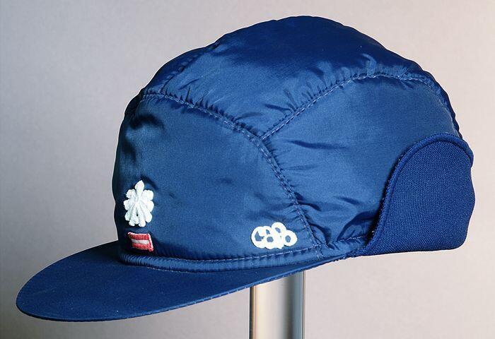 Donkerblauwe skipet met klep, "Capo", met borduursel en Oostenrijks vlaggetje voorop