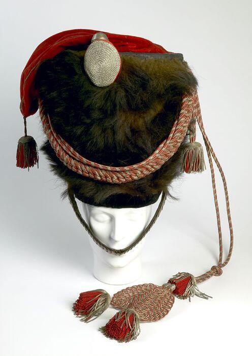 Grote hoge kolbak van berenvacht van tamboer-majoor der schutterij, afhangende rood velours…