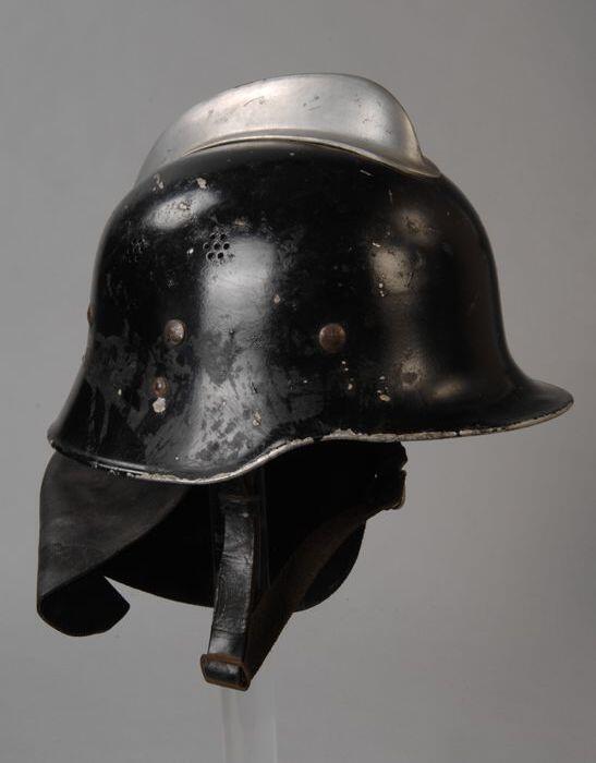Brandweerhelm, oorspronkelijk model militaire Duitse Stahlhelm