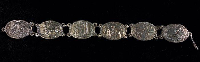 zilveren (?) armband met zes plaatjes waarop verwijzingen naar Grebbeberg, inval mei 1940,…