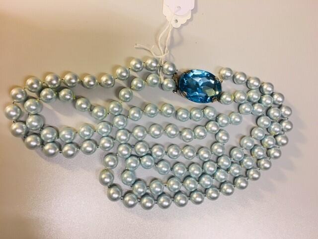 Ketting. Plastic imitatie parels. Lichtblauw. Dubbelsnoer. Sluiting met grote lichtblauwe imitatie…