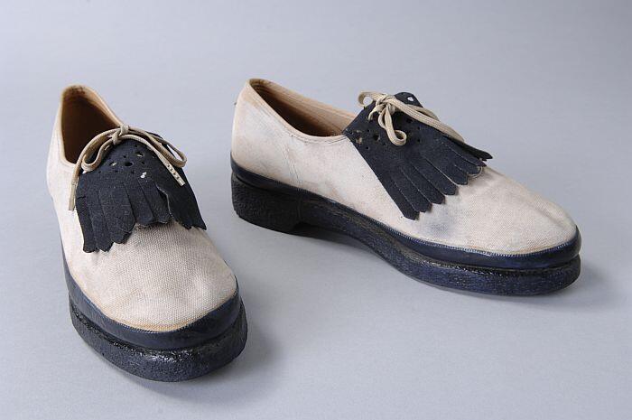 Witte linnensportschoenen met donkerblauwe tong met franje