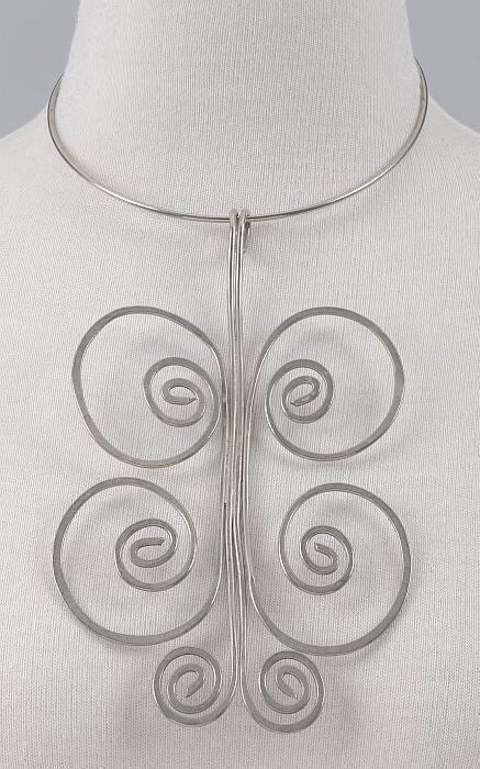 zilverkleurig metalen halssieraad met grote hanger