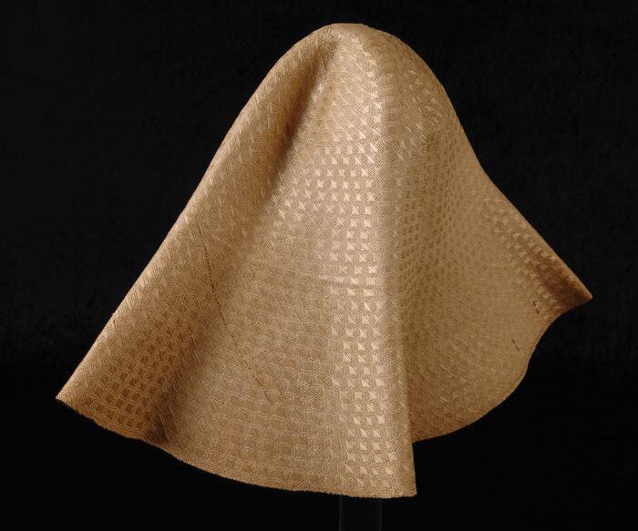 Cloche van stro met ingeweven fantasie motief, halffabrikaat