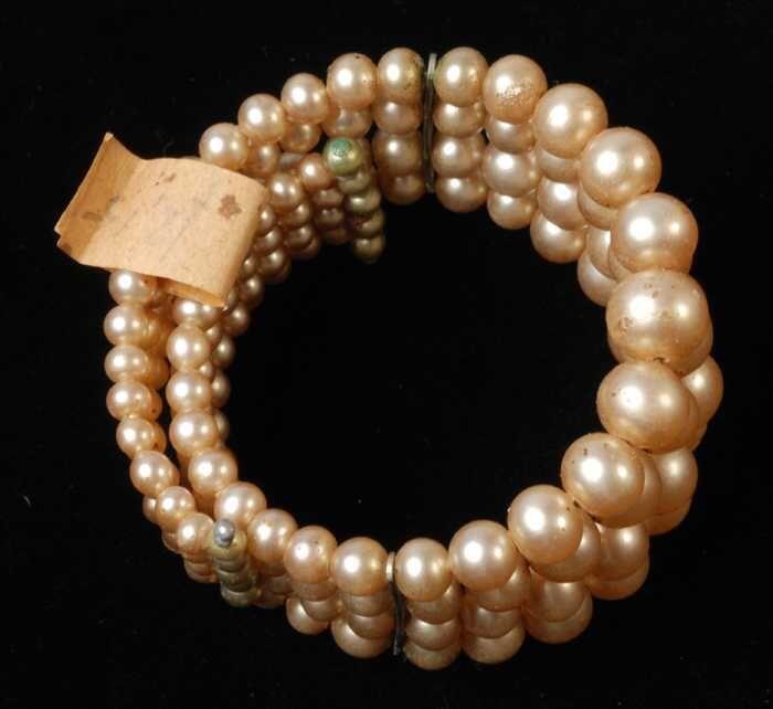 Armband, spiraalarmband van vier rijen champagnekleurige paarlemoerglanzende kunststofkralen,…