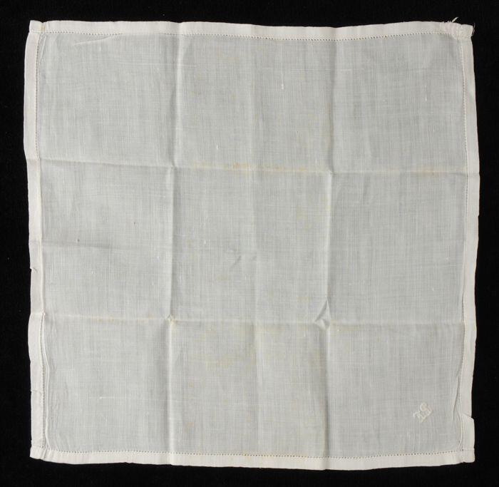 Vierkante wit linnenzakdoek met in wit geborduurd monogram "P.F"