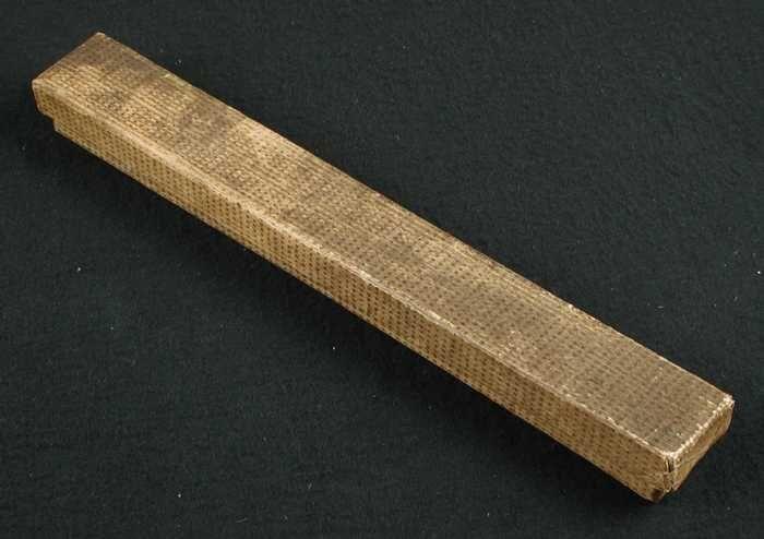 Lange smalle waaierdoos met los deksel, karton beplakt met geblokt bruin papier
