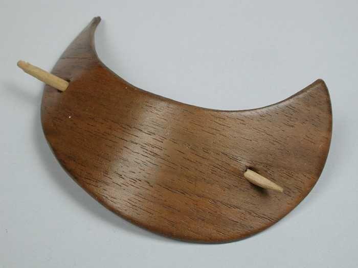 haarspeld van hout gebogen halve-maan (1) met stokje (2)
