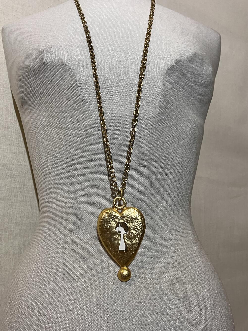 Ketting, goudkleurig metaal, slot in de vorm van hart