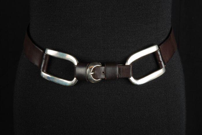 Bruin leren riem met sluiting door twee metalen beugels waartussen een smallere riem met gesp