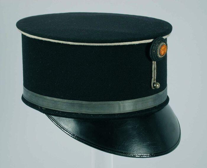 Sjako van zwart laken met zwart leren klep van officier schutterij