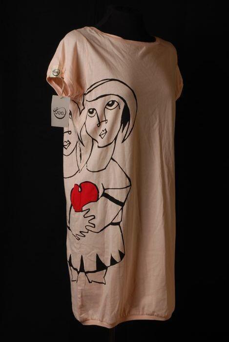 Roze t-shirt met afbeelding van vrouw