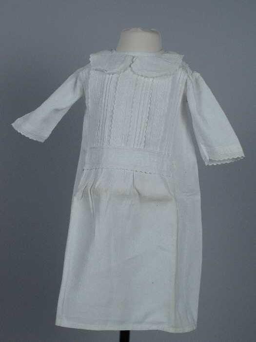 Babyjurk of nachtjapon van wit katoen met ingeweven strepen, oprijgjes en witte broderie banen op…