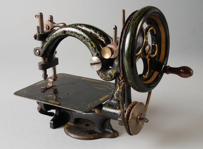 Kleine handnaaimachine in vurenhouten kist
