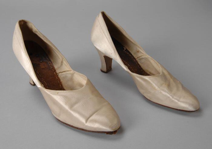 Crèmekleurige zijdesatijnen bruidsschoenen met hoge hak