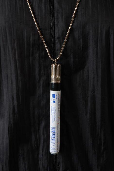 Eddy, stift aan zilveren ketting