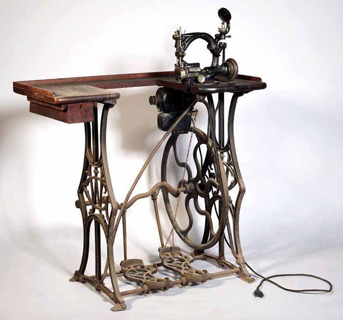 Trapnaaimachine op tafel uit hoedenmakerij