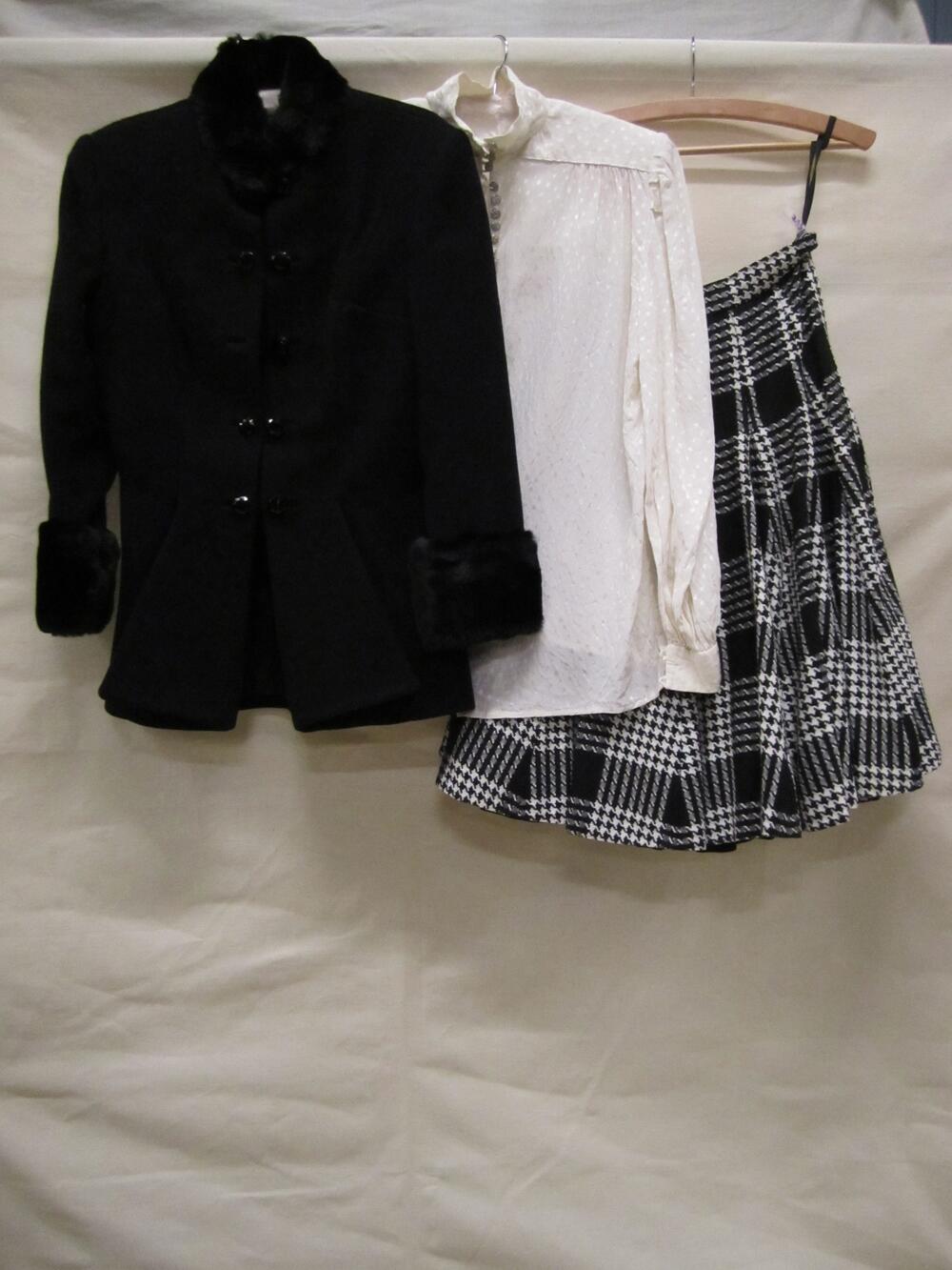 Ensemble, bestaande uit jasje van zwart wol, zwart/wit geruite wollen rok en blouse van witte zijde