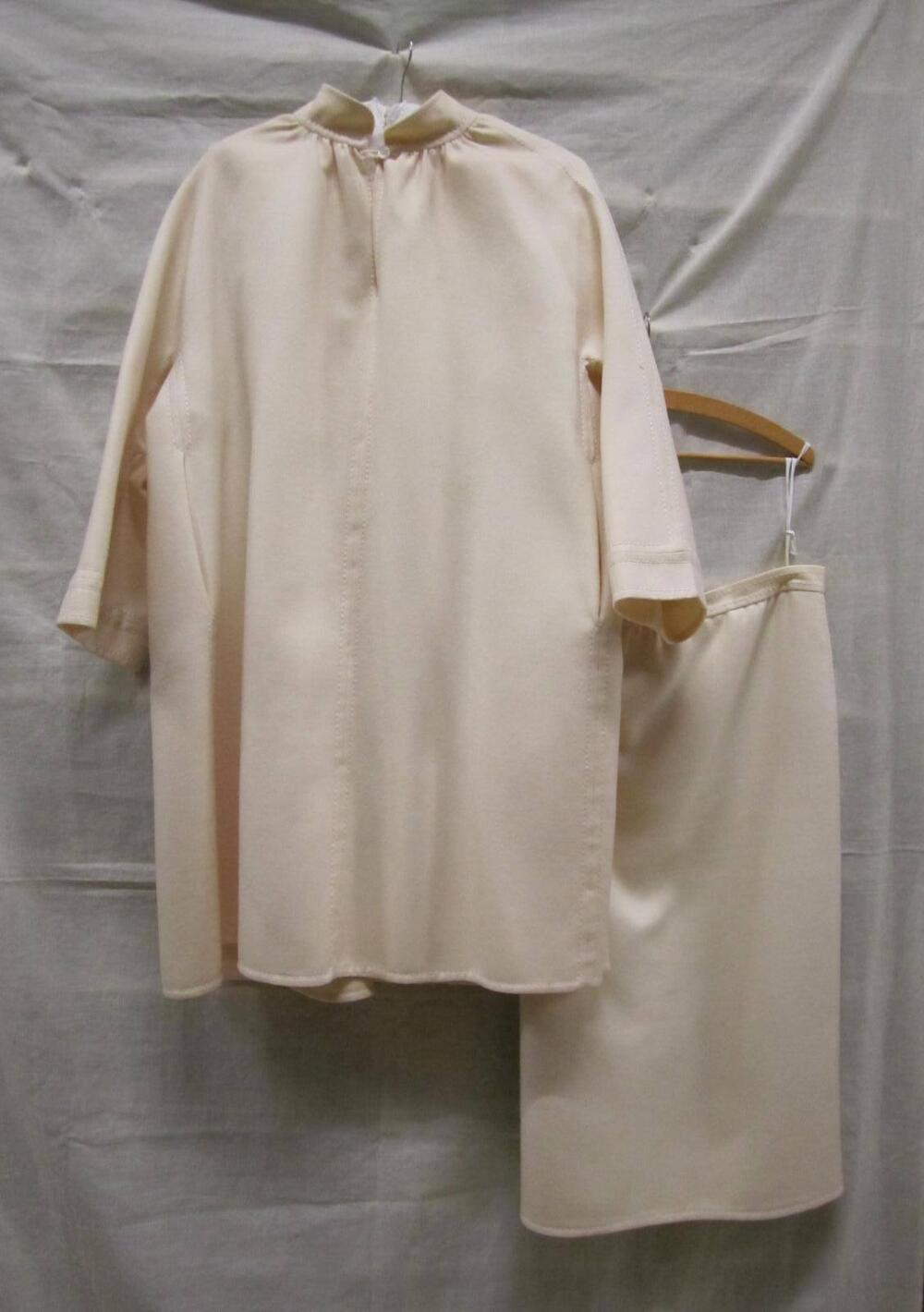 Ensemble van crèmekleurige double face wol, bestaande uit tuniek en rok