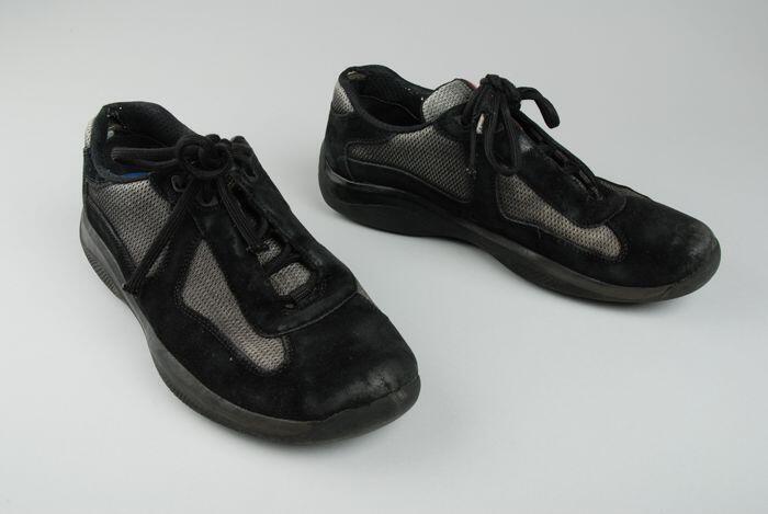 Prada schoenen, zwart en grijs, mogelijk imitatie