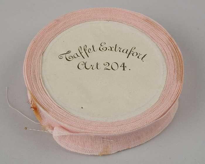 Roze naadband op rol