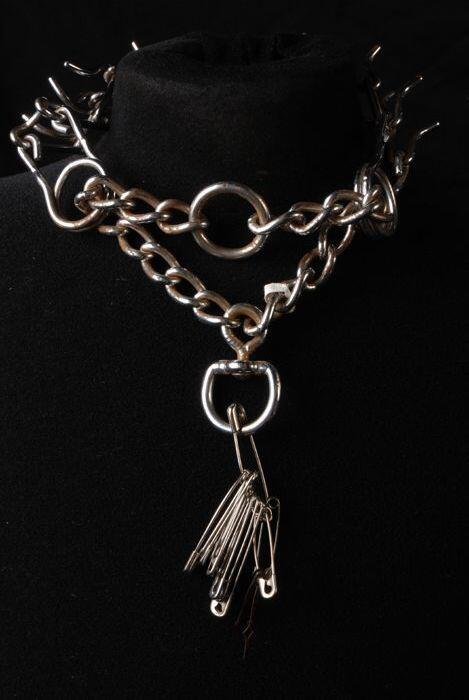 Metalen hondenhalsband met pinnen en veiligheidsspelden, punkkleding