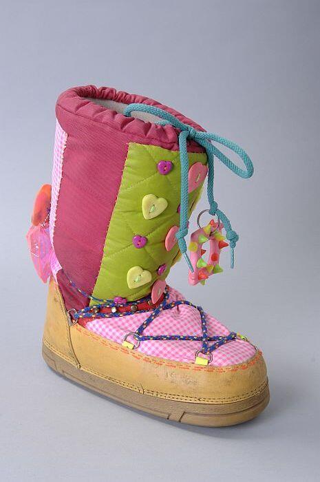Moonboot met gele kunststofstootrand, stof applicaties in felle kleuren, blauwe veter en harten in…