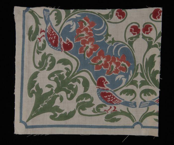 Stofstaal, katoen met dessin van bloemen en ranken en vogels in rood, blauw en groen, Kralingse…