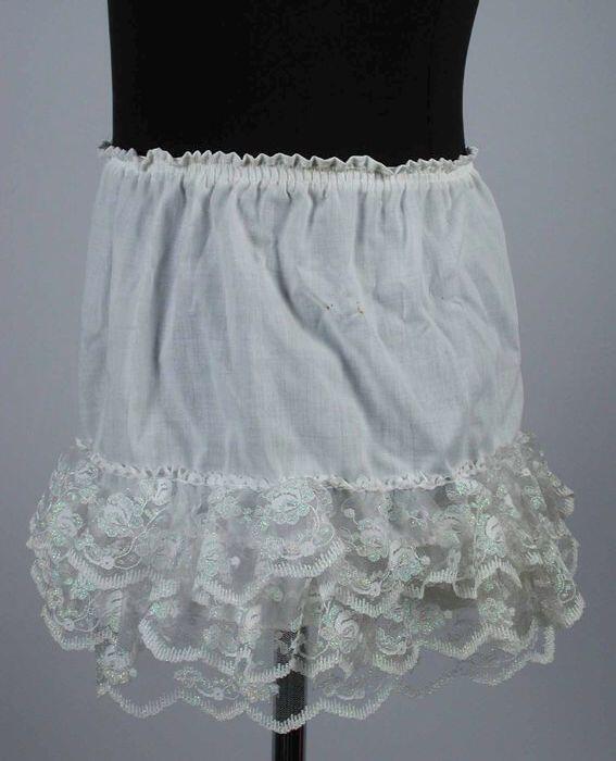 Kinderpetticoat van wit katoen met drie overlappende witte kantstroken met bloempatronen in…