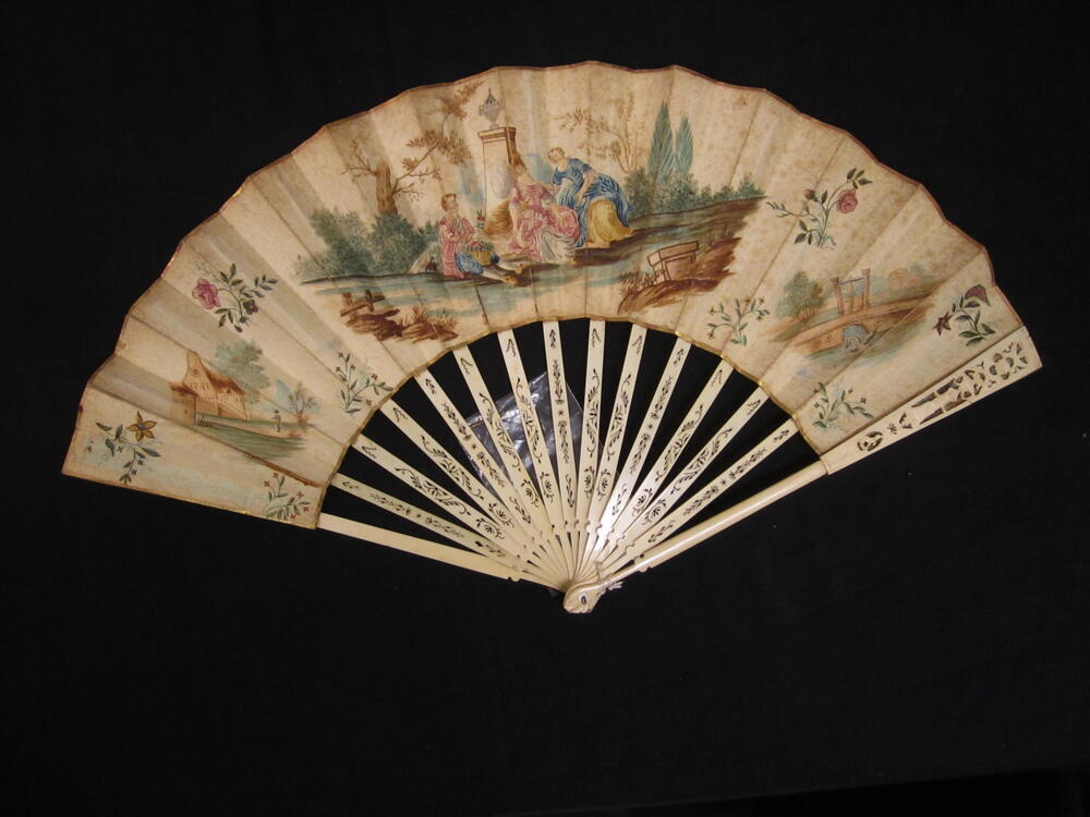Vouwwaaier, montuur van ivoor, blad van papier met voorstelling van drie figuren bij een zuil met…