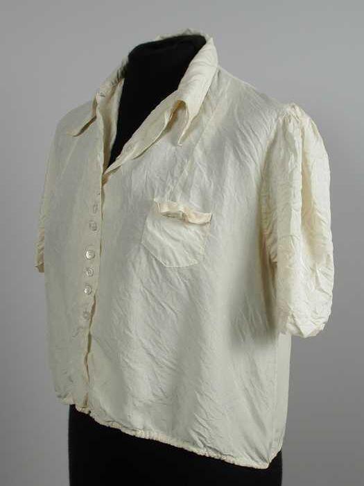 Blouse, blouson, crème met parelmoer knoopjes en zakje op de borst