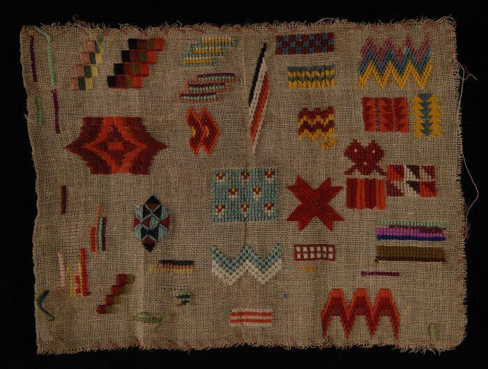 Rechthoekig oefen-handwerk, veelkleurig, met verschillende steken en patronen op stramien
