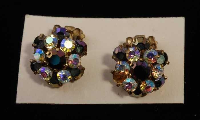 Eén paar oorbellen, clip met kleine kunstdiamantjes in goudkleurige metalen vattin, op wit karton,…