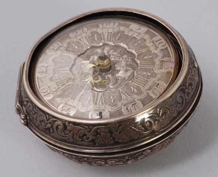 Zakhorloge met zilveren wijzerplaat met hierin datumkalender en gouden wijzers en twee zilveren…