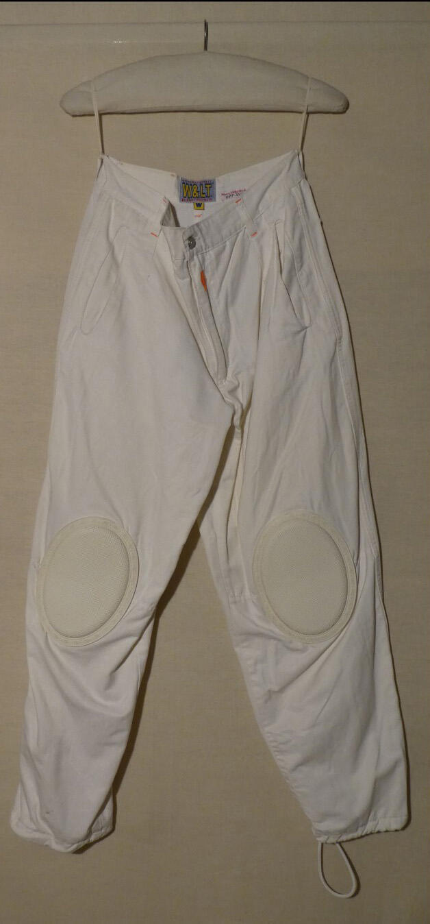 Lange broek van wit katoen met voor en achter kniestukken van wit rubber