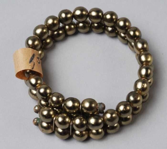 Armband, spiraalarmband van twee rijen geelgrijze paarlemoerglanzende kunststofkralen, kapper Van…