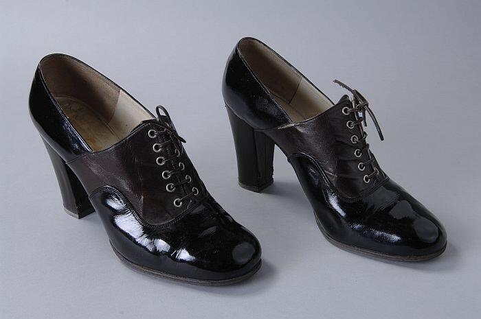 Veterschoenen met hoge blokhak, neus en hiel van zwart lakleer, hak en wreef van bruin leer, leren…