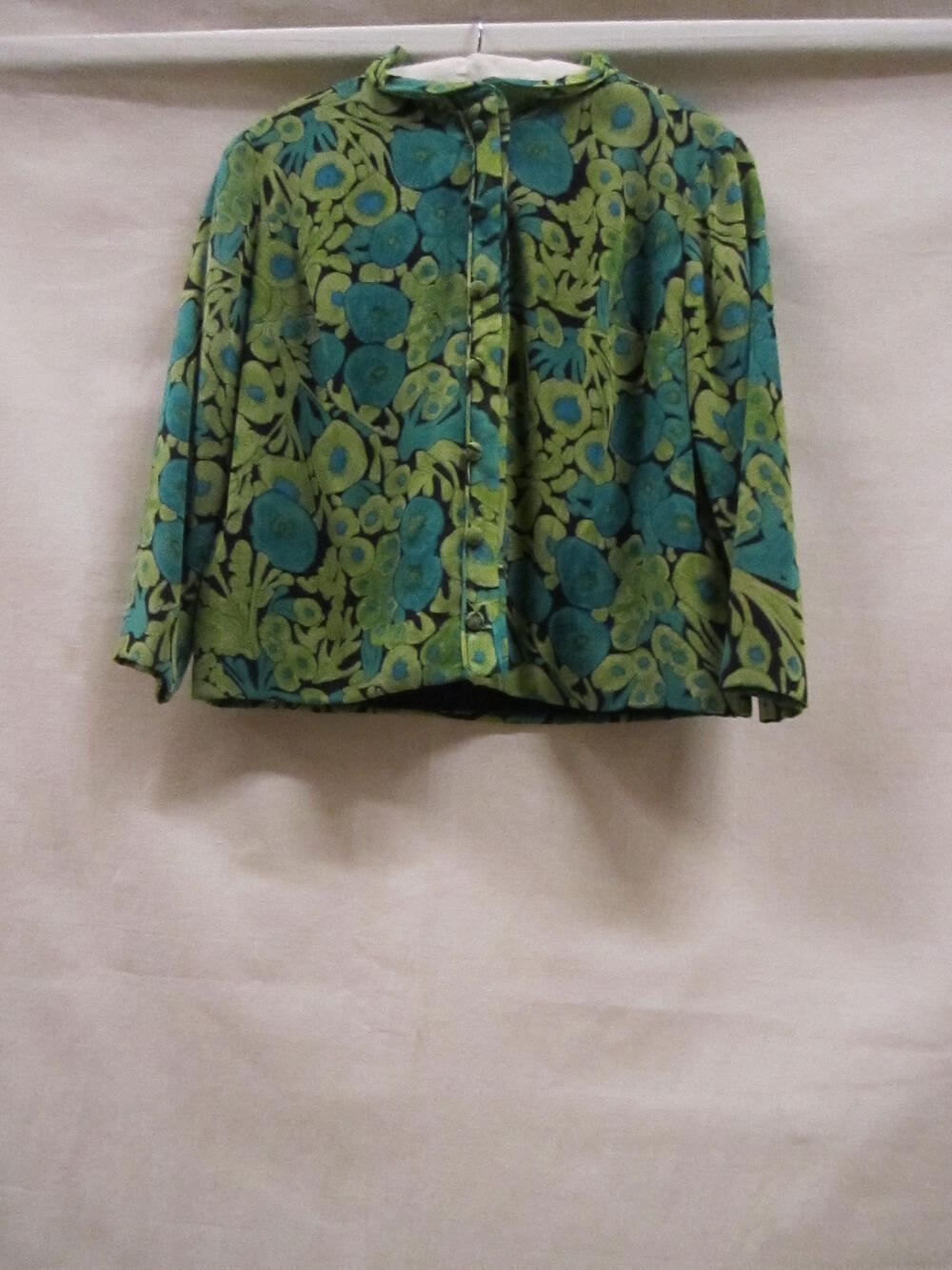 Jasje van donkerblauwe zijden crêpe bedrukt met bloemmotief in aquablauw/groen tinten met lange…