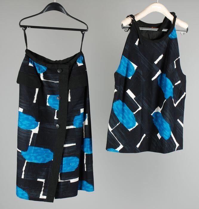 Tweedelige japon, knielange rok met mouwloze hes, beiden van stevig katoen zwart, wit en blauw…