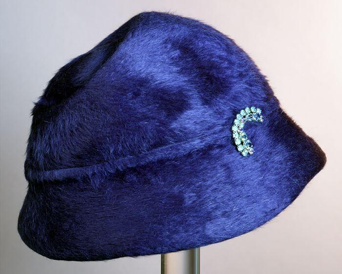 Pothoed van blauw haarvilt met bontachtig uiterlijk, aflopende rand, halve maanvormige garnering…