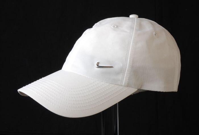 Pet, merk Nike, geheel wit met zilverkleurig Nike logo