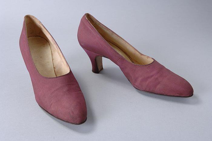 Paarse pumps van textiel met spitse neus en hoge louishak
