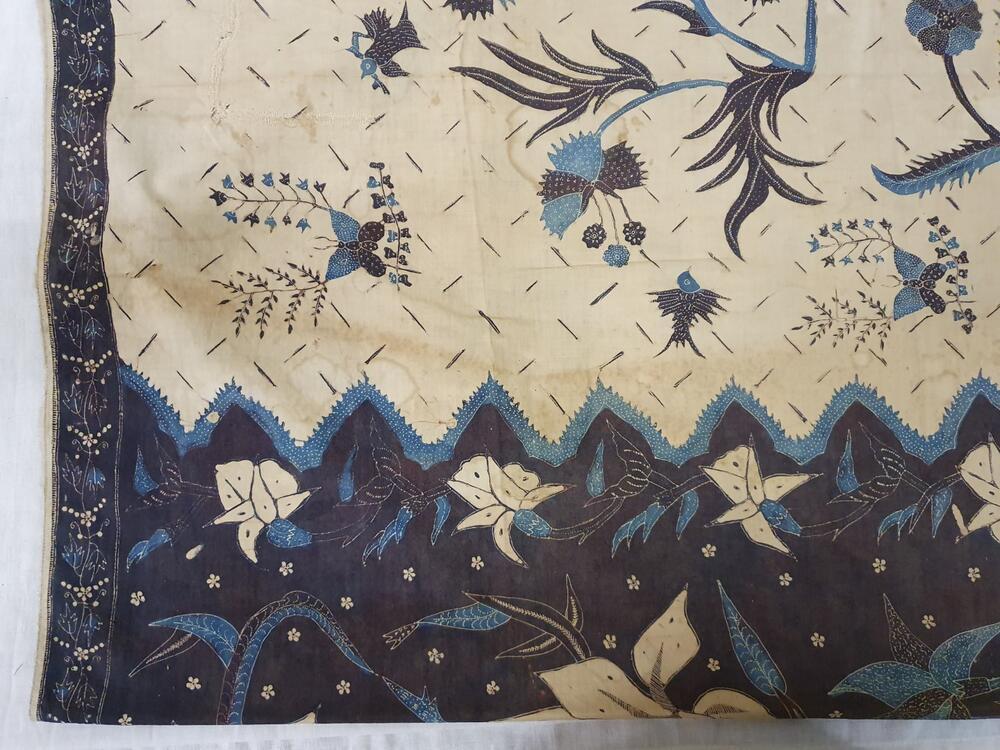 Sarong van blauw, crèmekleurig en paars gebatikt katoen