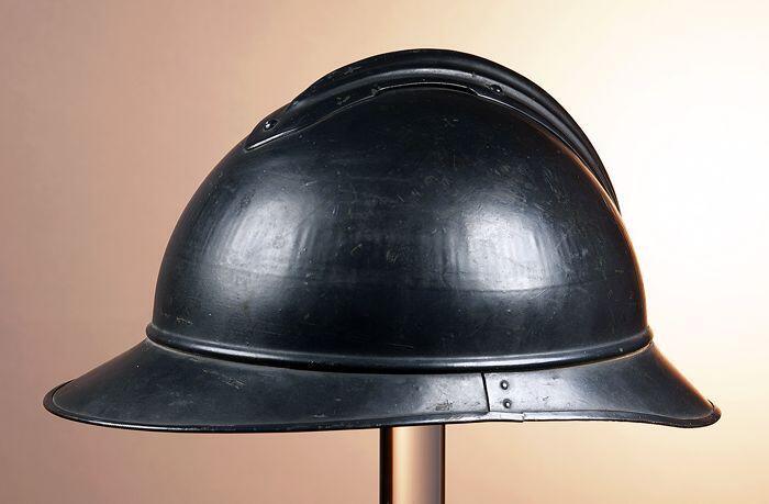 Grijze 'franse helm' (A), kleine kam bovenop, donkerbruine leren binnenbekleding en rond entree,…