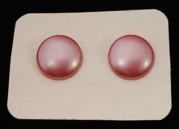 Paar oorbellen, clips met ronde knop van rood plastic met paarlemoerglans, op karton, kapper Van…